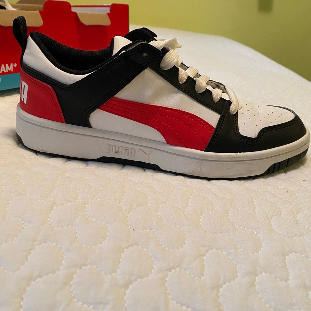 Great condition! Big kids size 7 fits women’s size 9! Clean red and black logo!